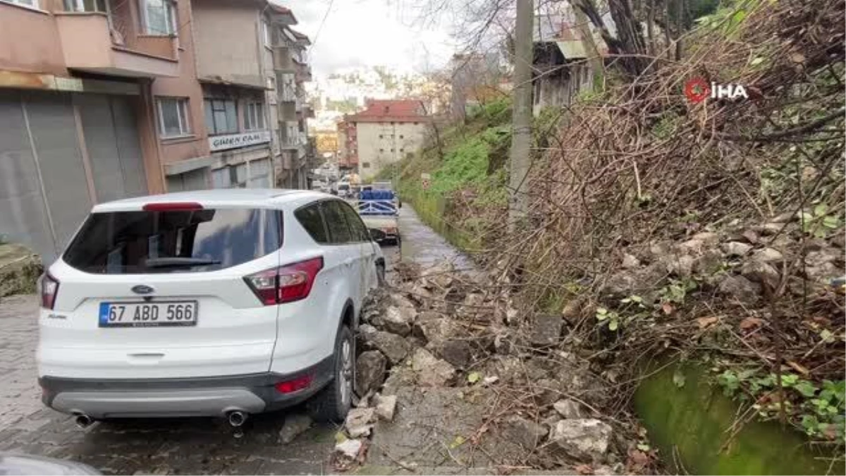 Zonguldak\'ta heyelan...Kaya parçaları arabanın üzerine düştü