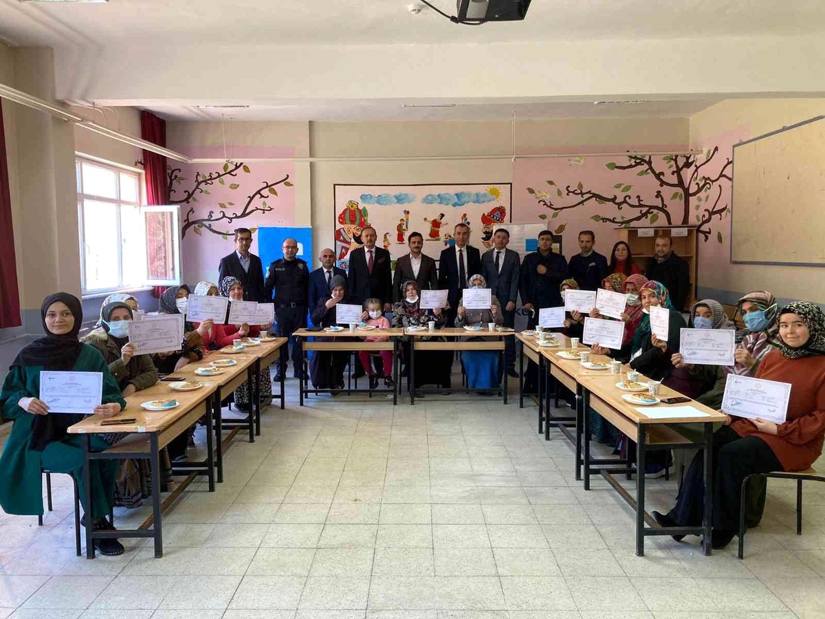Bahçe Bakım Kursunu tamamlayan kadın kursiyerlere sertifikaları verildi