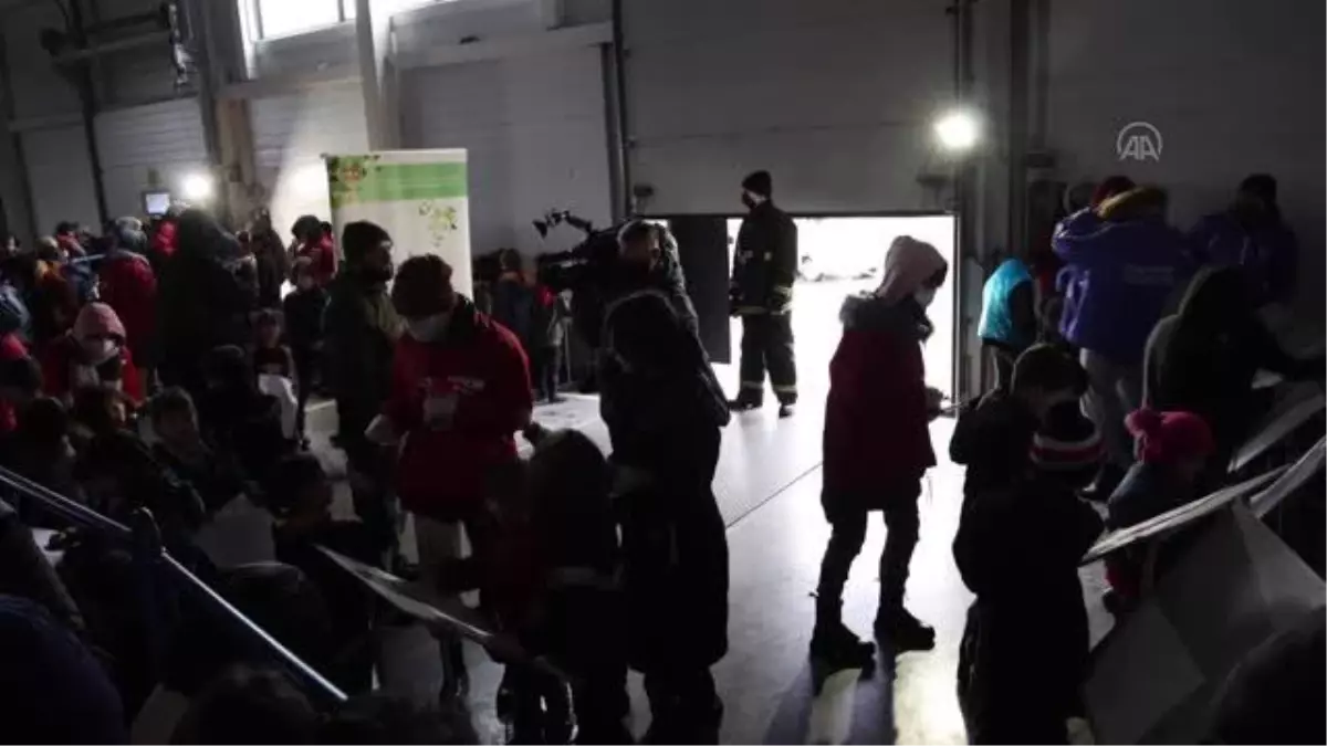 Son dakika haberi: Belarus-Polonya sınırında aileleriyle bekleyen çocuklar hayallerini resmetti