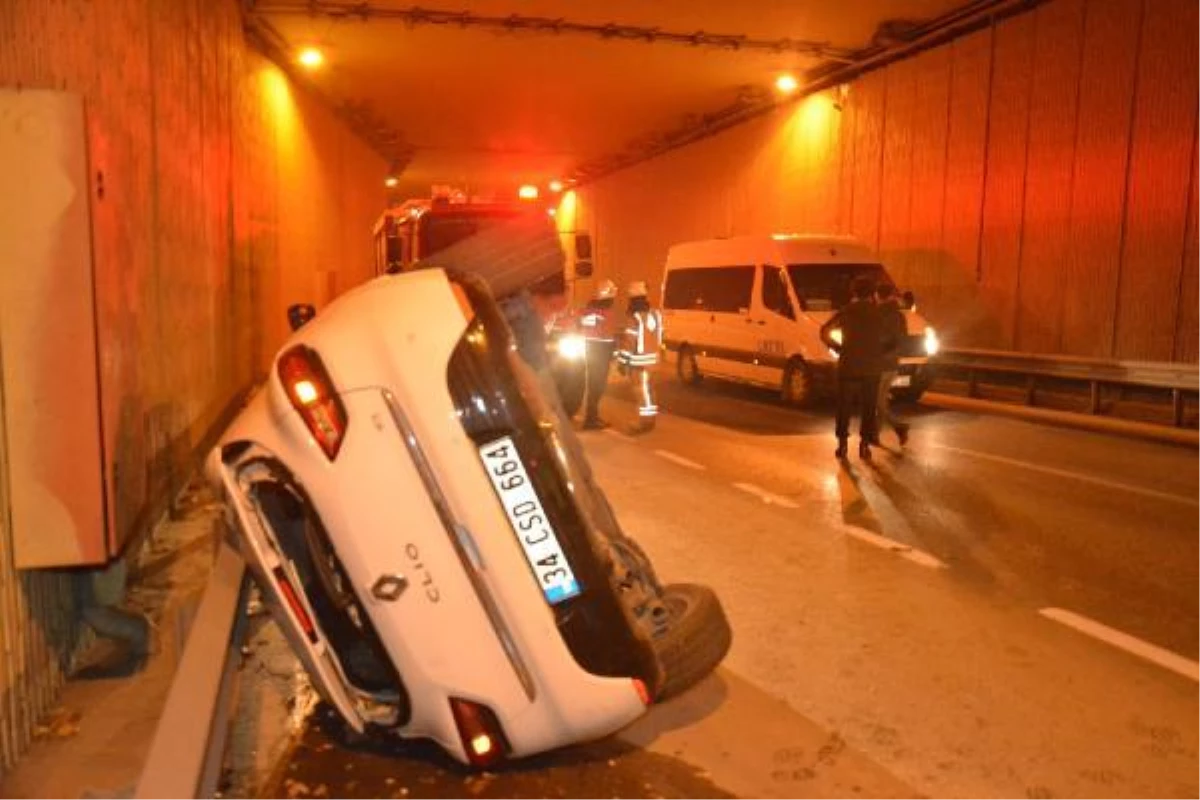 Beşiktaş\'ta servis minibüsüne çarpan otomobil yan yattı: 1 yaralı