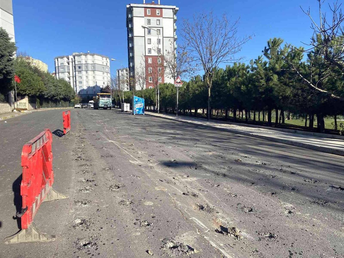 Beylikdüzü\'nde vatandaşlar sürekli bozulan yollardan şikayetçi