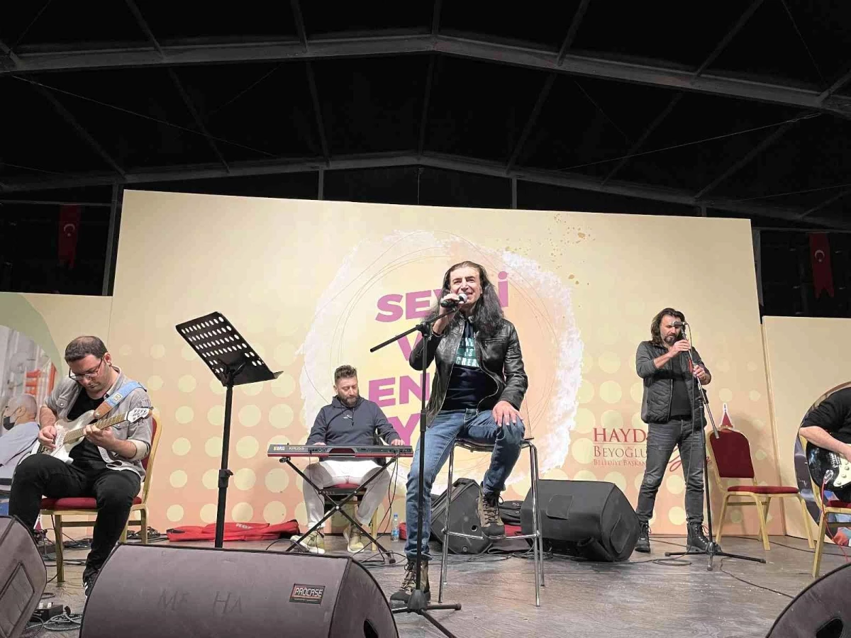Beyoğlu\'nda \'Dünya Engelliler Gününe\' özel Murat Kekilli konseri