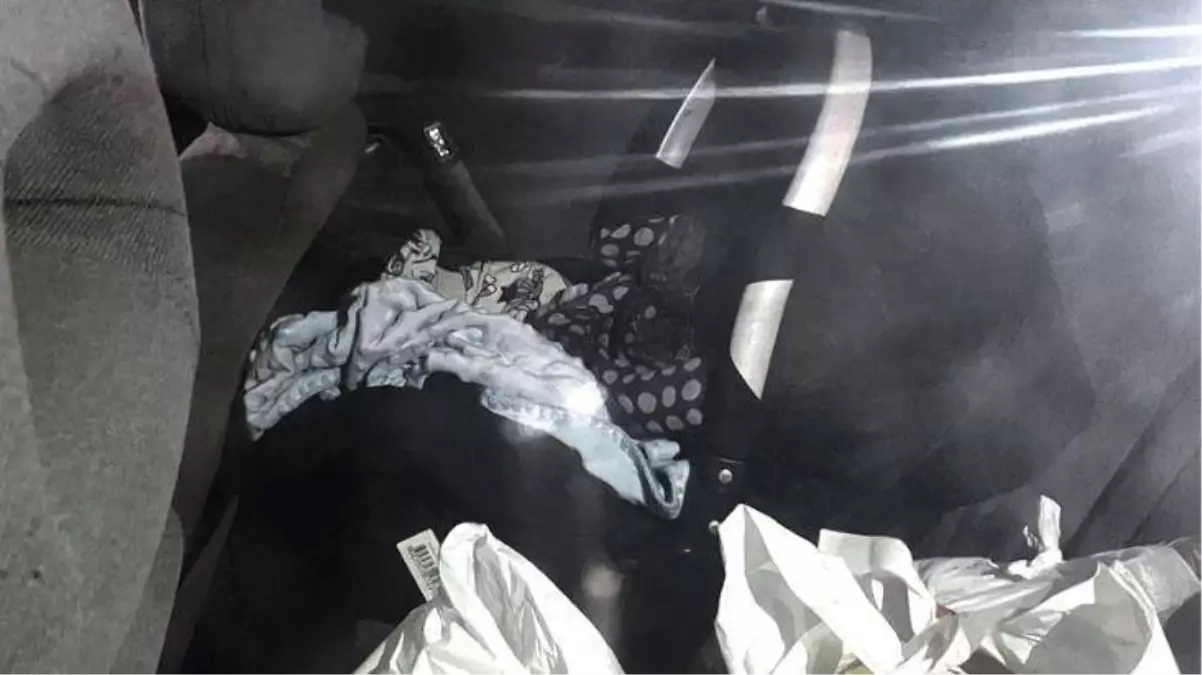 Bir bebek ihmali daha! 4 aylık bebeklerini arabada bırakıp alışverişe gittiler!