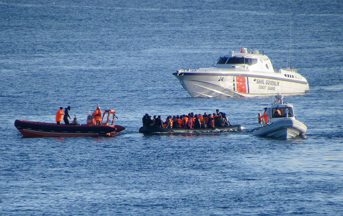 Çeşme\'de 63 düzensiz göçmen kurtarıldı, 28 göçmen de yakalandı