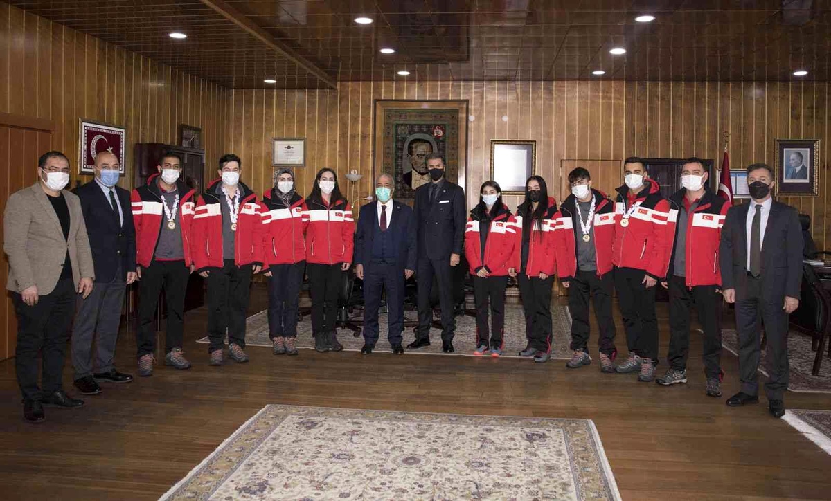 Curling milli takımı sporcuları Atatürk Üniversitesinde