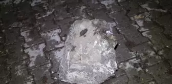 Dağdan kopan kaya parçaları yerleşim yerine düştü