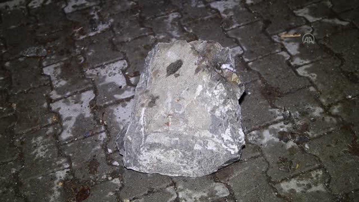 Dağdan kopan kaya parçaları yerleşim yerine düştü