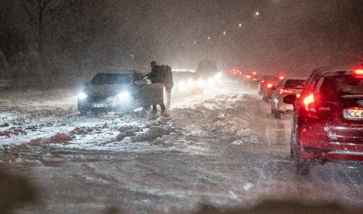 Danimarka\'yı kar fırtınası vurduSürücüler yolda kaldı, uzun araç kuyruğu oluştu