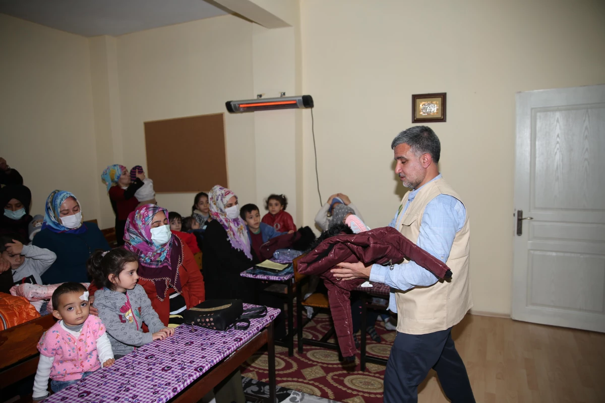 Diyarbakır\'da Kuran kursu öğrencilerine giyim yardımı