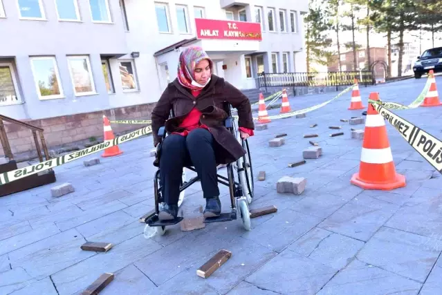 Ahlat'ta engellilerin yaşadığı zorluklara dikkat çekmek için empati parkuru kuruldu