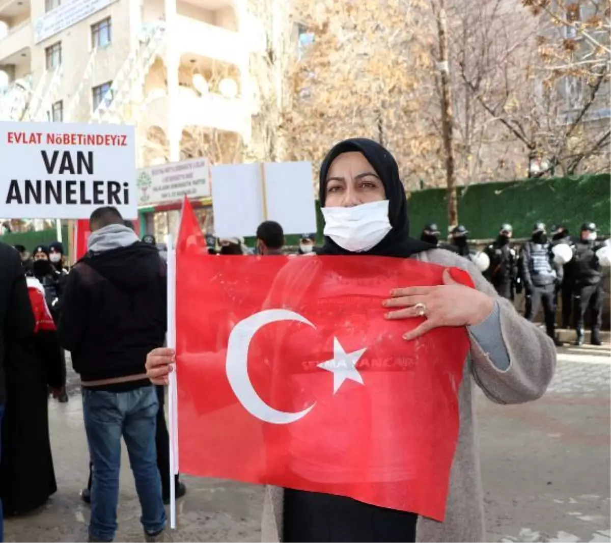 EVLAT NÖBETİNDEKİ ANNE: KANDİL\'İ BİZ ÇÖKERTECEĞİZ