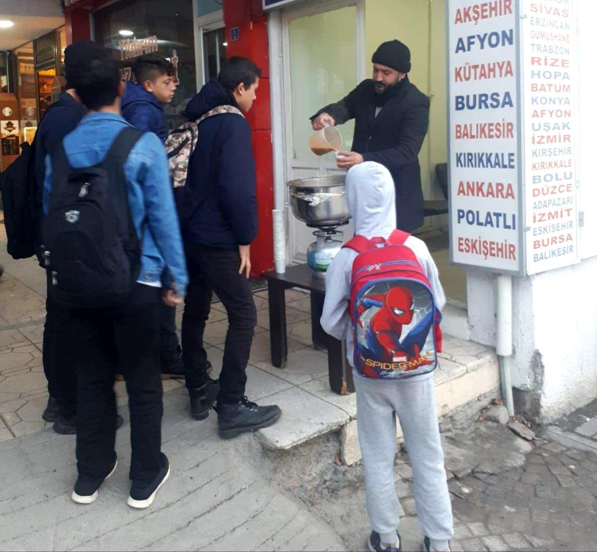 Her sabah vatandaşlara çorba ikram ediyor