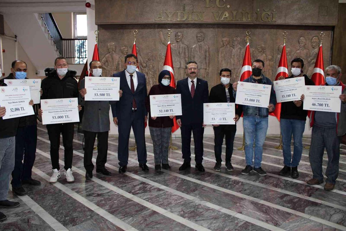 Hibe çeklerini Vali Aksoy\'un elinden aldılar