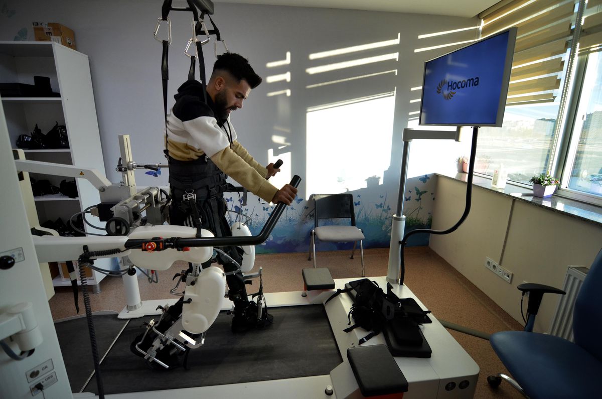 İstanbul'da denize atlarken boynu kırılan genç iyileşme azmiyle yaşıyor