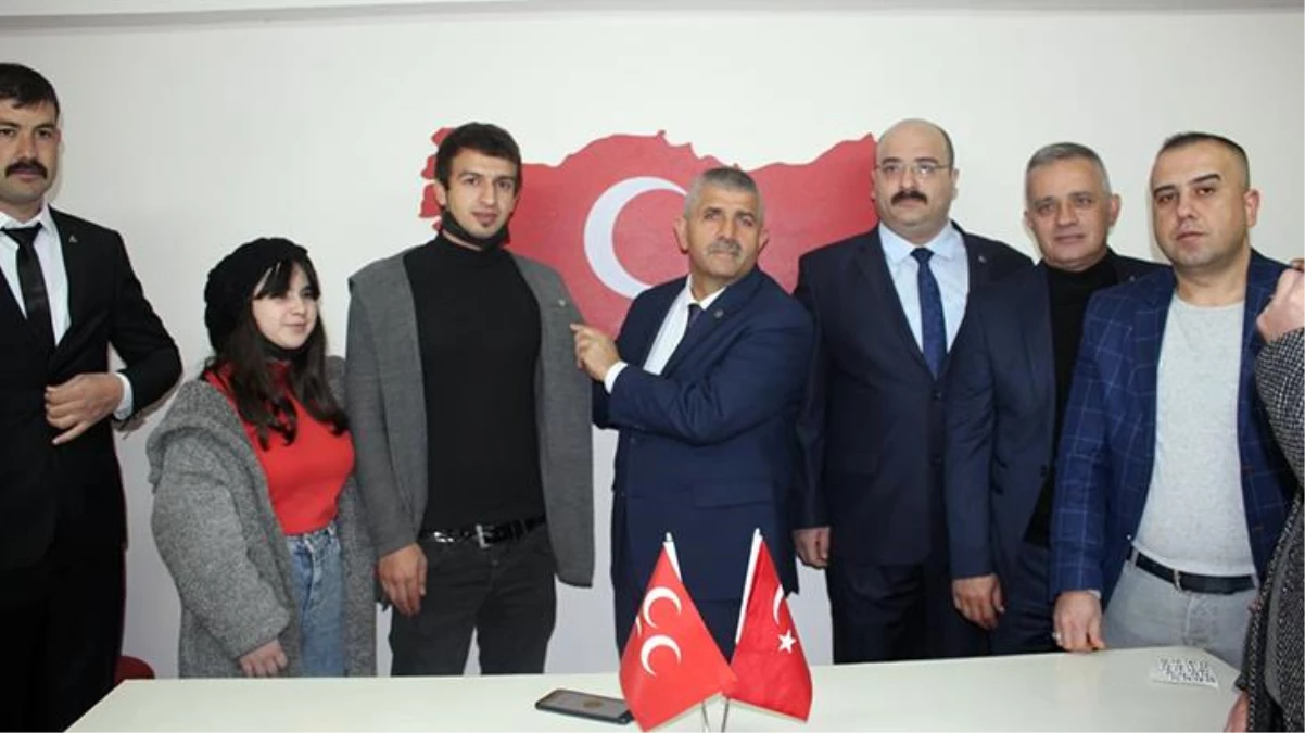 İzmir\'de CHP ve İYİ Parti\'den istifa eden 27 kişi MHP\'ye katıldı