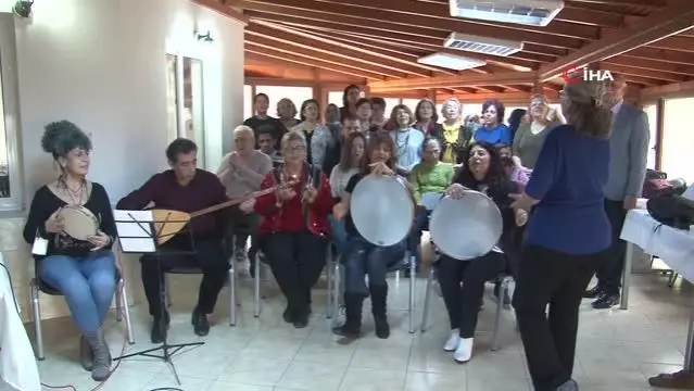 İzmir'de Engelsiz koro... Zihinsel engelli çocuklar ve anneleri aynı koroda İzmir'de Engelsiz koro... Zihinsel engelli çocuklar ve anneleri aynı koroda