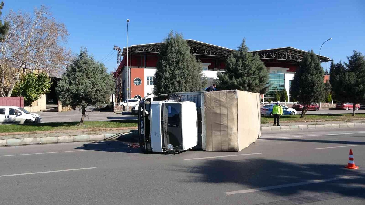Kamyon yan yattı, sürücüsü yara almadan kurtuldu