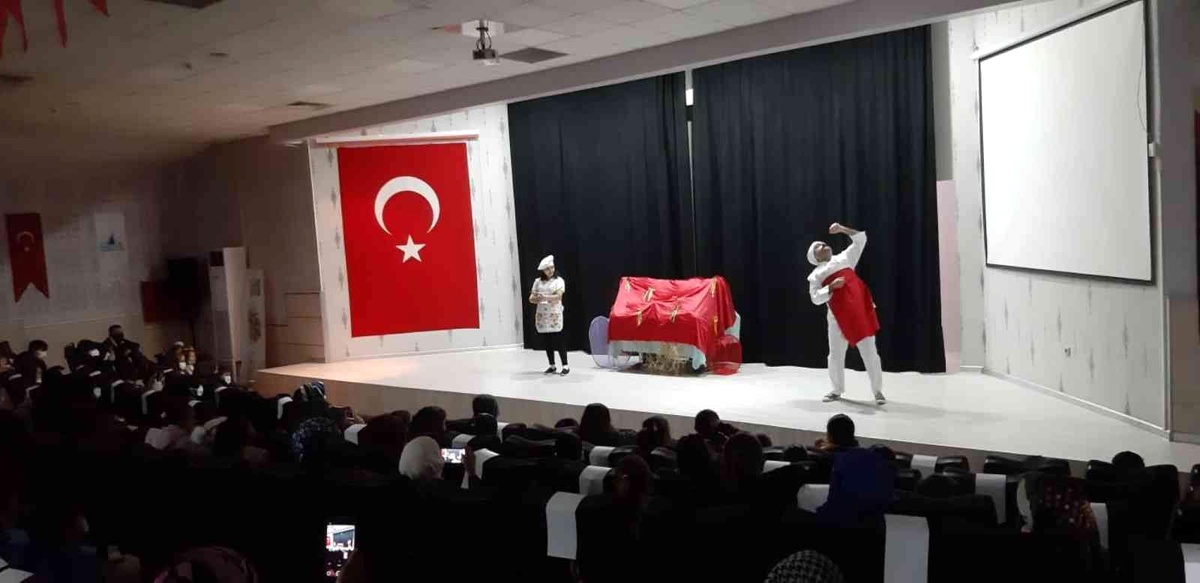 Kartepe\'de çocuklar tiyatro oyunu ile eğlendi