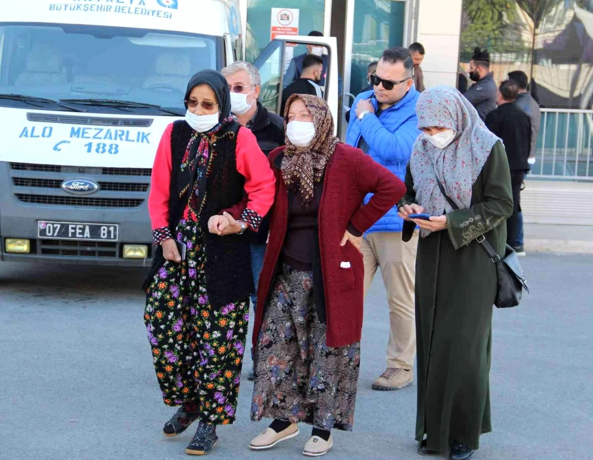 Son dakika haberleri! Katledilen kızının cenazesini alan anne güçlükle ayakta durabildi