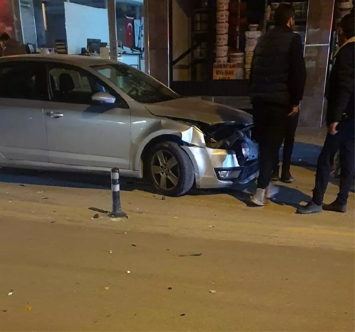 Son dakika haberleri: Kaza yapan otomobil iş yerine girdi: 1 yaralı