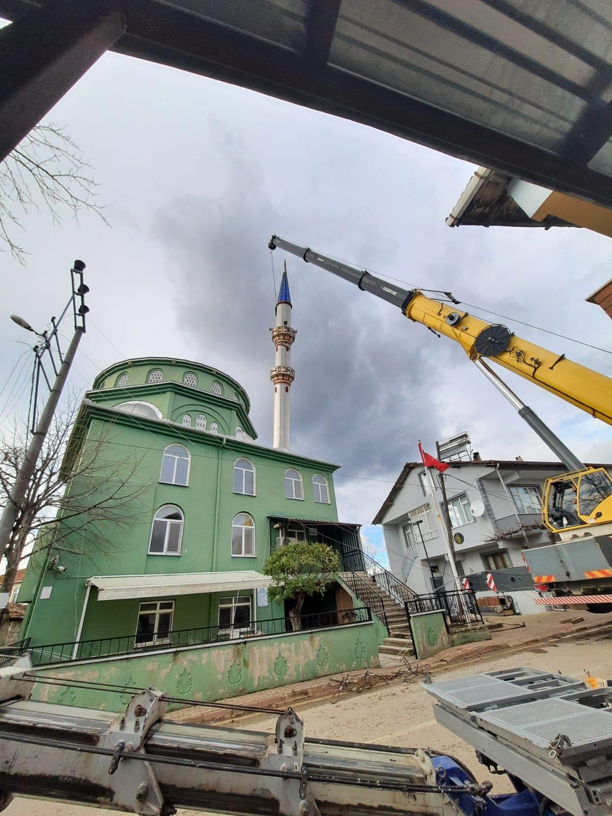 Kocaeli\'de fırtına nedeniyle yan yatan caminin minaresi vinç yardımıyla kaldırıldı