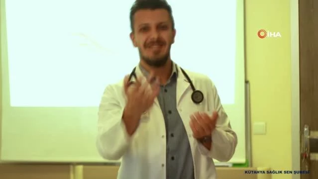 Kütahyalı sağlık çalışanları, engellilere sevgilerini işaret diliyle anlattı