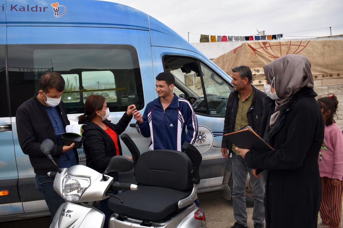 Mardin\'de yürüme güçlüğü yaşayan Feryat\'a üç tekerlekli motosiklet hediye edildi