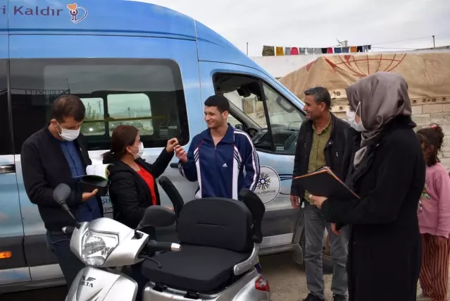 Mardin'de yürüme güçlüğü yaşayan Feryat'a üç tekerlekli motosiklet hediye edildi