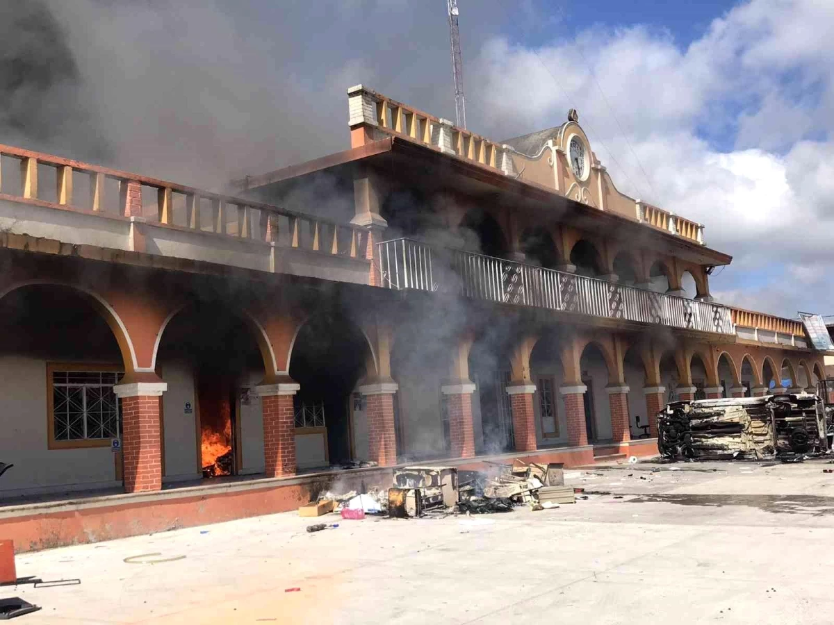 Son dakika! Meksika\'da belediye başkanına kızan halk, belediye binasını ateşe verdi