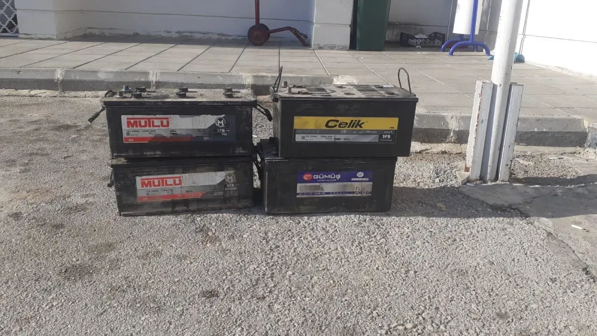 Mersin'de akü hırsızlığı iddiasıyla 2 kişi yakalandı