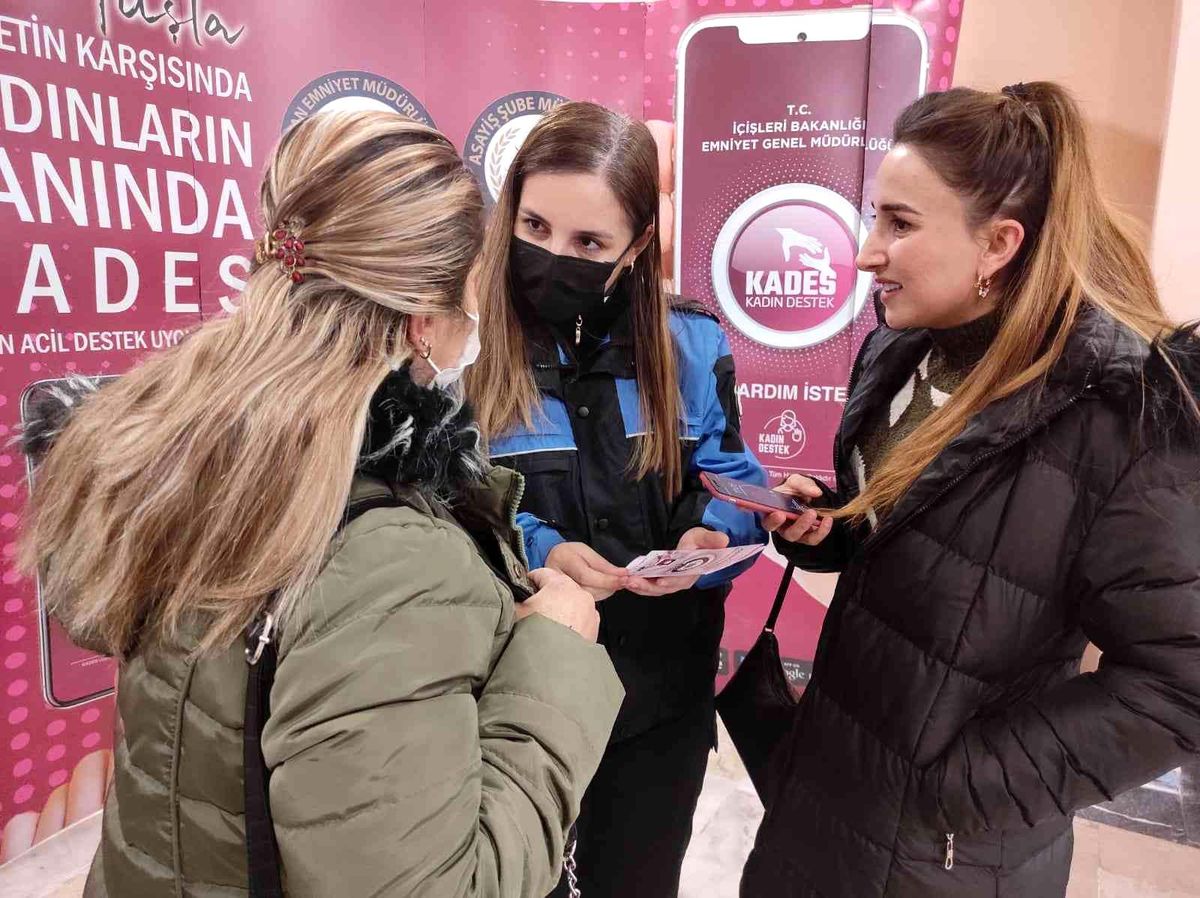 Polisten vatandaşlara bilgilendirme