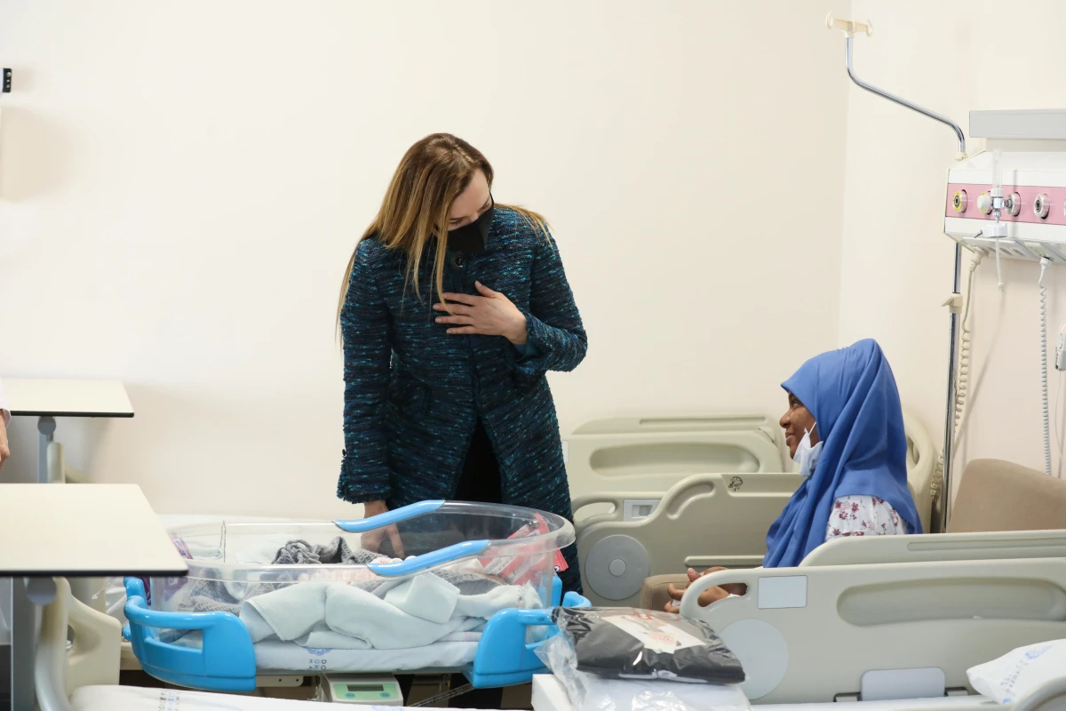 Son dakika haber | Rektör Nükhet Hotar\'dan DEÜ Hastanesinde doğum yapan düzensiz göçmen annelere ziyaret