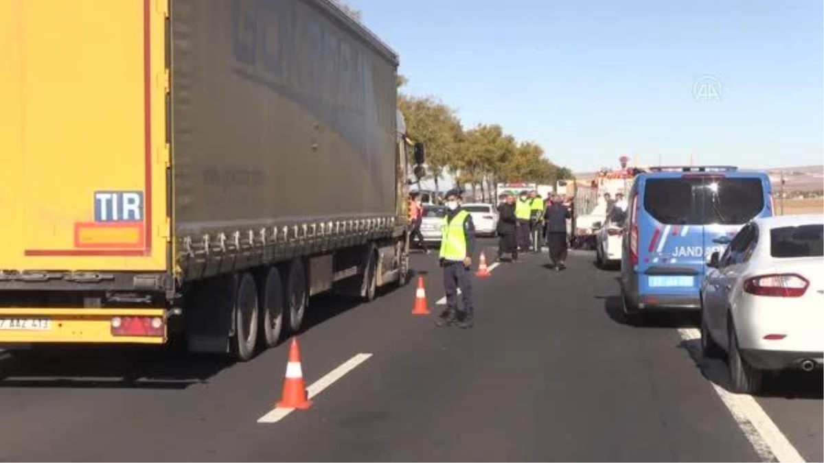 ŞANLIURFA - Yaralıya müdahale için duran kamyona kamyonet çarptı, 2 kişi yaralandı