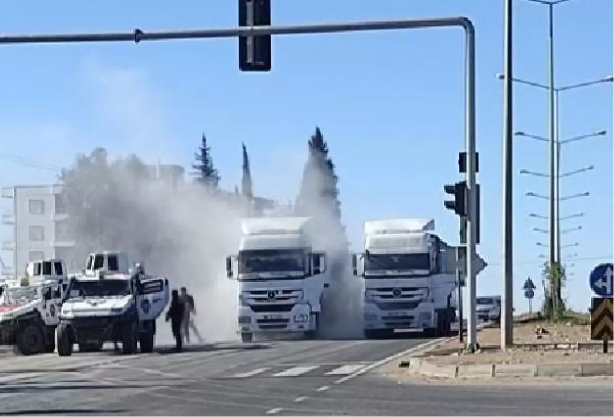 Son dakika haber! Seyir halinde alev alan TIR'ı yanmaktan polis kurtardı