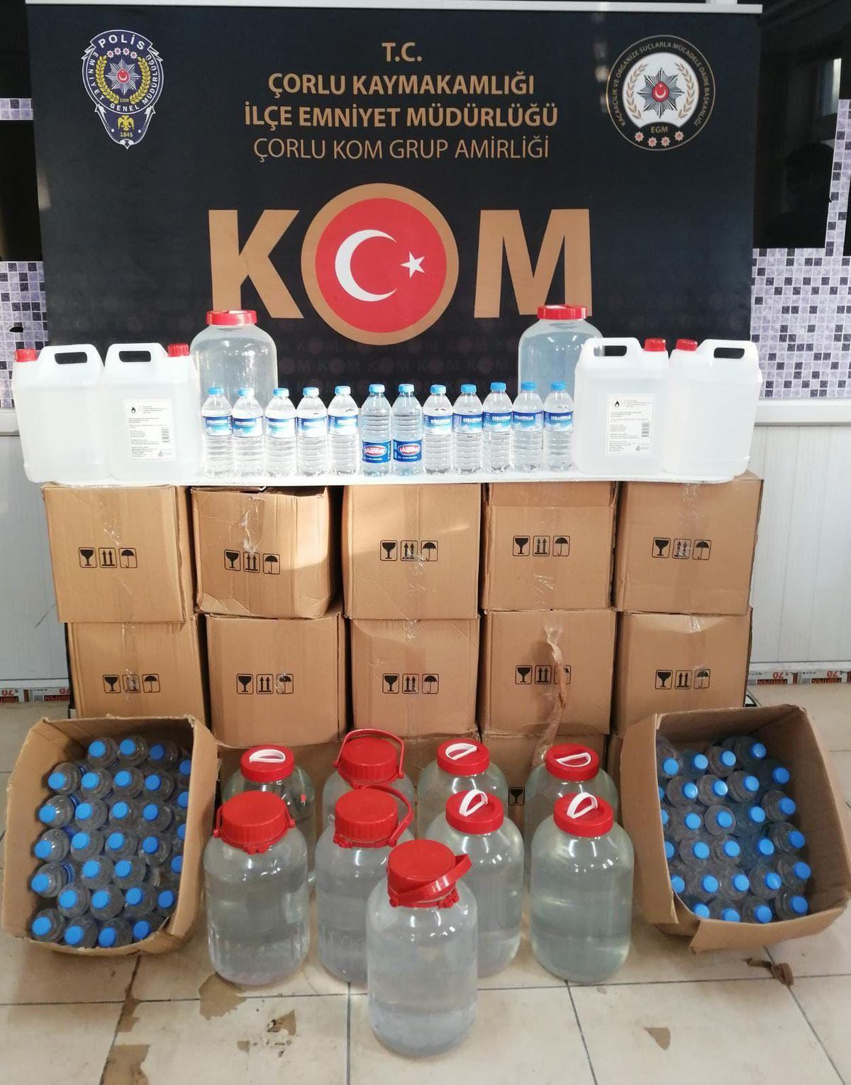 Tekirdağ\'da bir evde etil alkol ve kaçak içki ele geçirildi