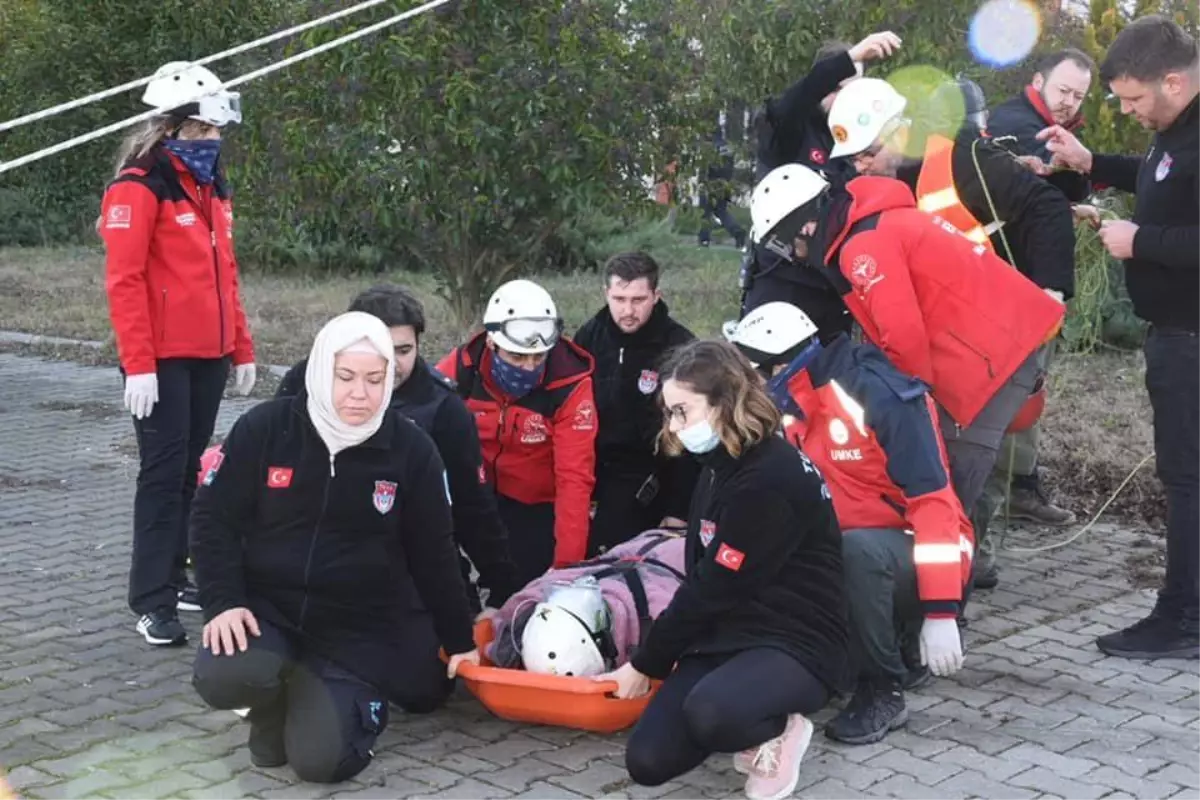 Trakya Üniversitesi\'ndeki deprem tatbikatı gerçeğini aratmadı