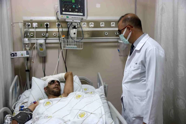 Türk bayrağını fırtınadan korumak isteyen engelli vatandaş surlardan düşerek yaralandı