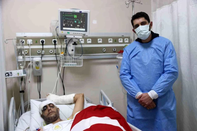 Türk bayrağını fırtınadan korumak isteyen engelli vatandaş surlardan düşerek yaralandı