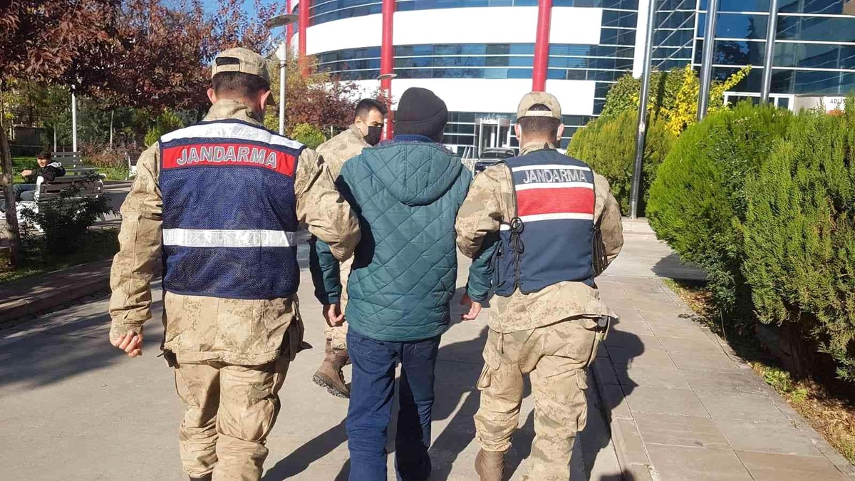 Son Dakika | Uyuşturucudan gözaltına alınan şahıs adliyeye sevk edildi