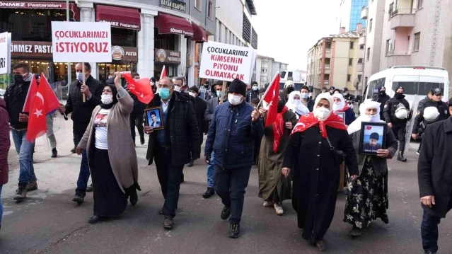 Van'da annelerin evlat nöbeti devam ediyor