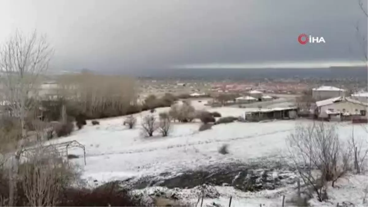 Van'ın kent merkezine mevsimin ilk karı yağdı