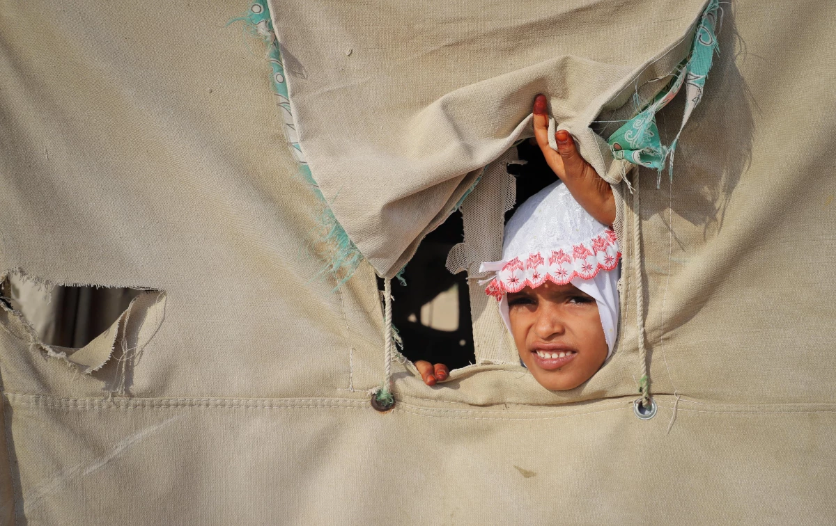Yemen\'de çatışmalar nedeniyle okulları yıkılan öğrenciler çadırlarda eğitim görüyor
