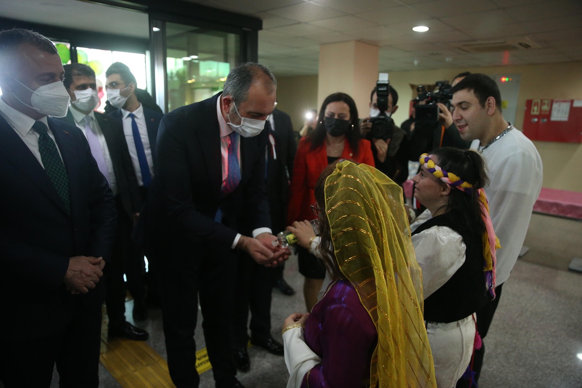 Adalet Bakanı Gül, Kocaeli\'de rehabilitasyon merkezini ziyaret etti Açıklaması