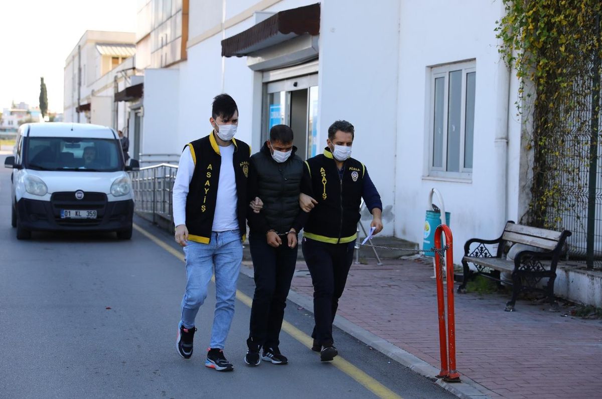 Son dakika haberleri! Adana\'da sokakta çelik yelekli ve silahlı gezen kişi adli kontrolle salıverildi