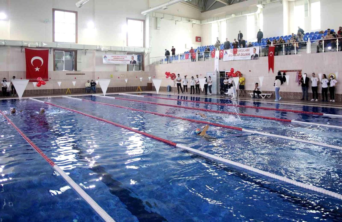 AİÇÜ\'de kulaçlar engelleri aşmak için atıldı