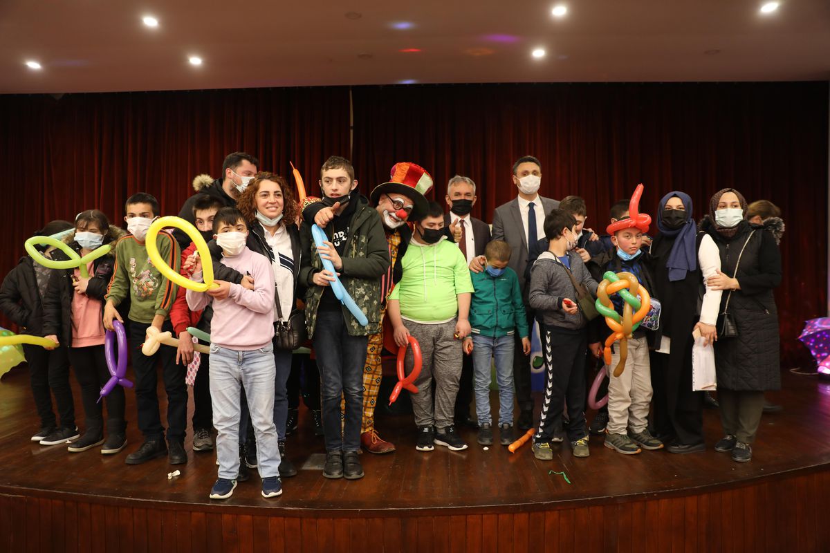 Akçaabat\'ta özel gereksinimli öğrenciler tiyatro oyunu izledi