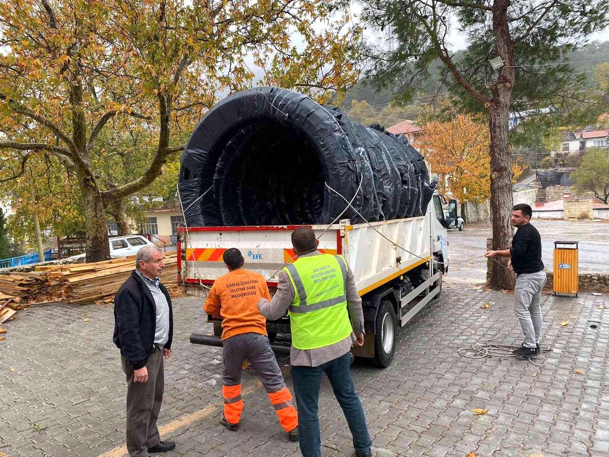 Aksekili üreticiye 2 bin 100 metre boru yardımı