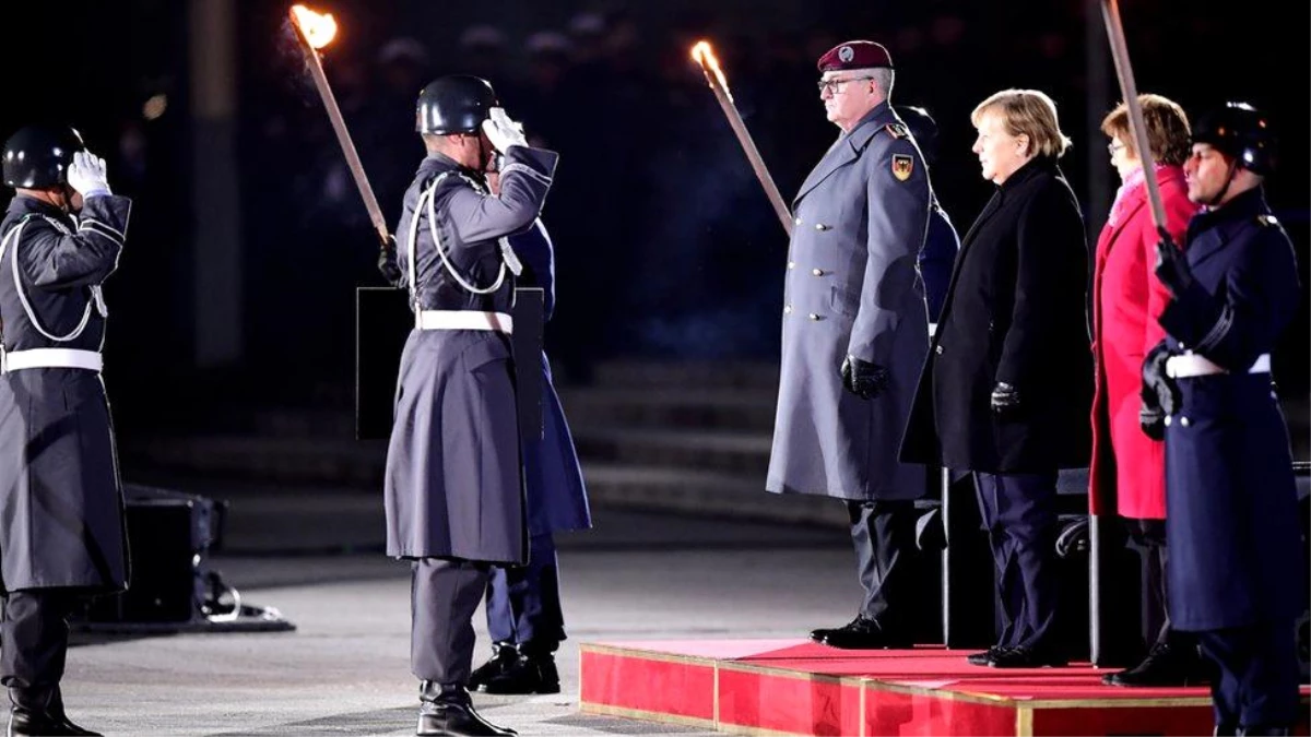 Angela Merkel askeri törenle uğurlandı, vedası için bir punk şarkısı seçti