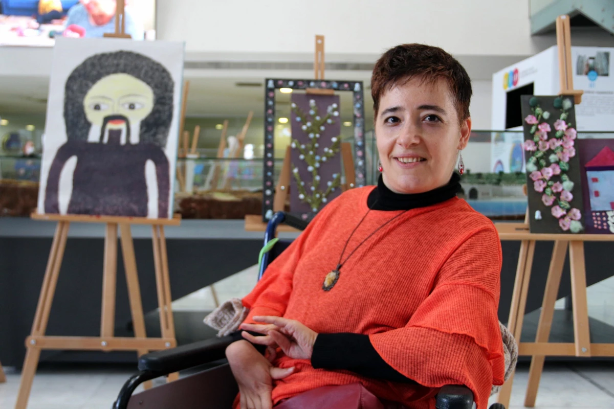 Antalya\'da engelli ressamın "Yetenekli Ayaklar" sergisi açıldı