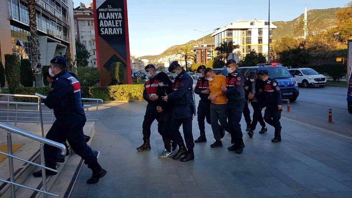 Antalya\'nın turizm merkezleri torbacılardan arındırıldı: 27 tutuklama